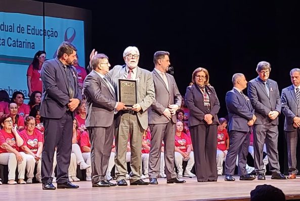 Diretor Acadêmico da Unoesc Xanxerê recebe homenagem em Florianópolis